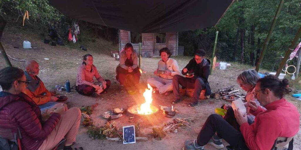assemblés autour du feu pendant le stage de vie sauvage