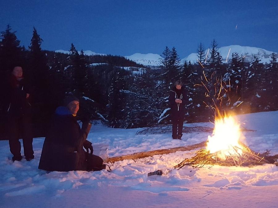 feu dehors dans la neige dans le vercors