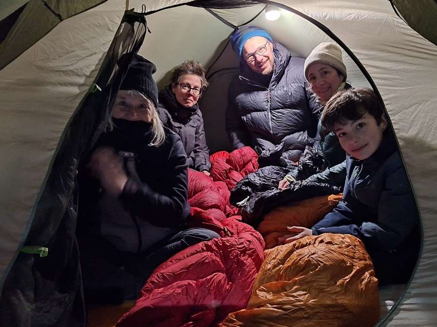 l'intérieur d'une tente en hiver avec 5 personnes pour diner