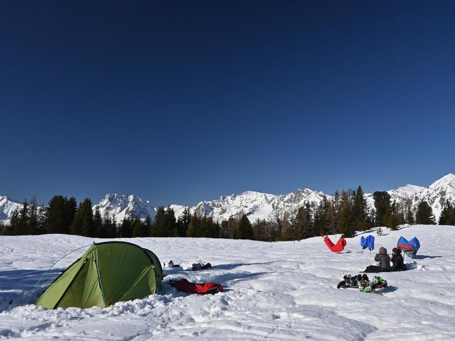 Réveil en hiver en bivouac, petit déjeuner dehors, tente et sacs de couchage qui sèchent