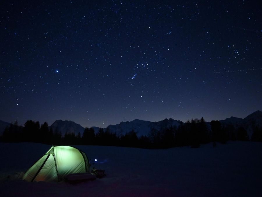 tente de nuit en hiver sous un ciel étoilé