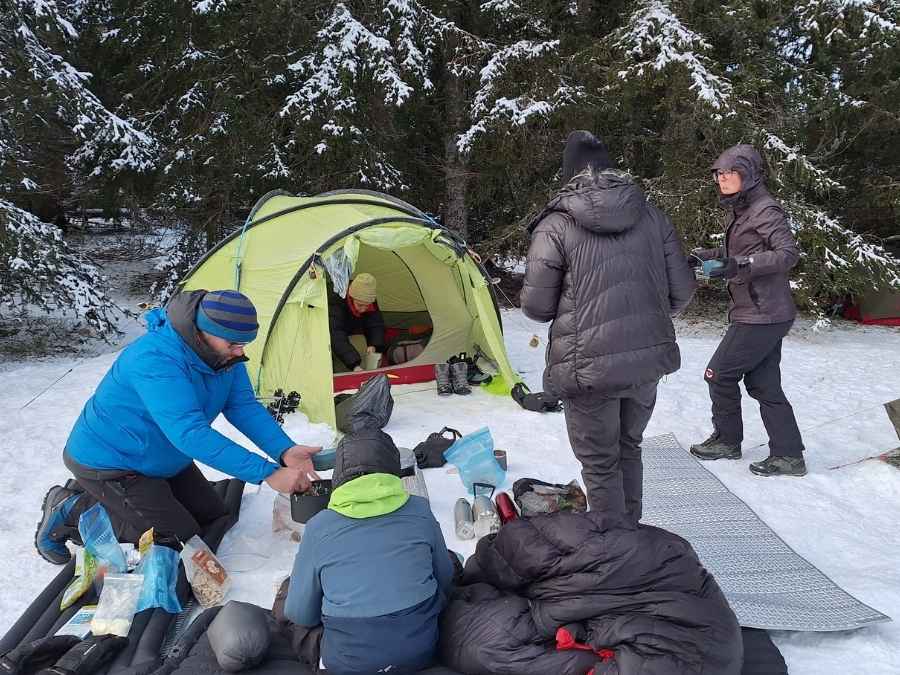 Vie quotidienne le matin au réveil en bivouac hivernal