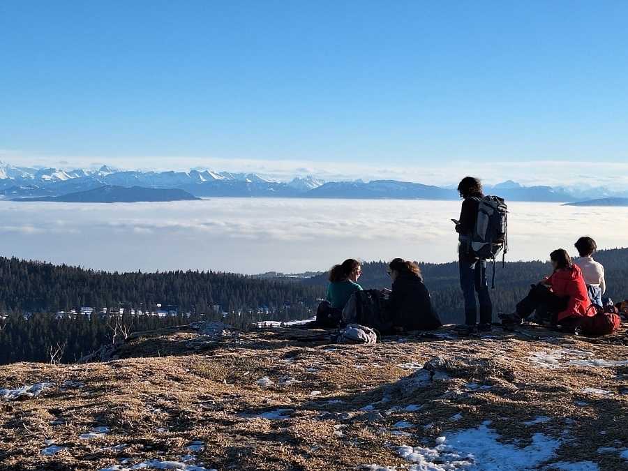groupe de personnes sur les cretes du jura face aux alpes